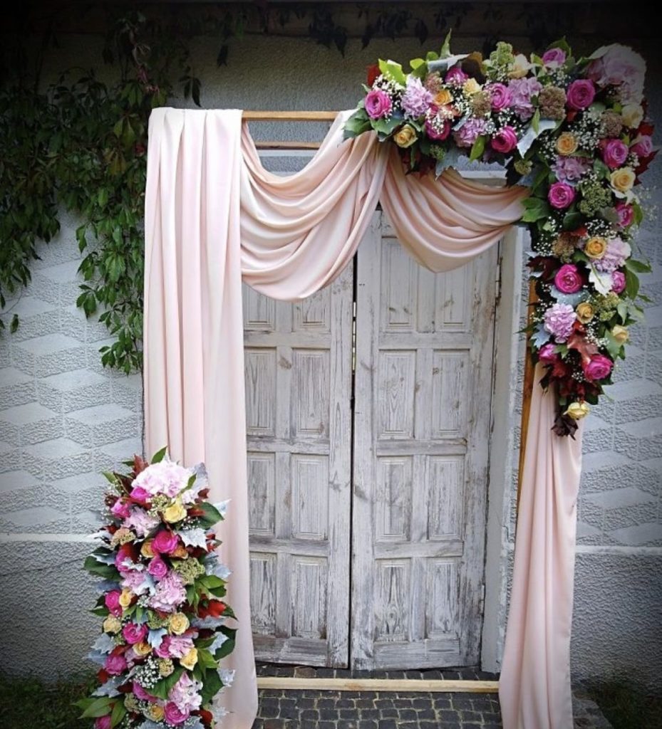 Свадебная арка в виде двери