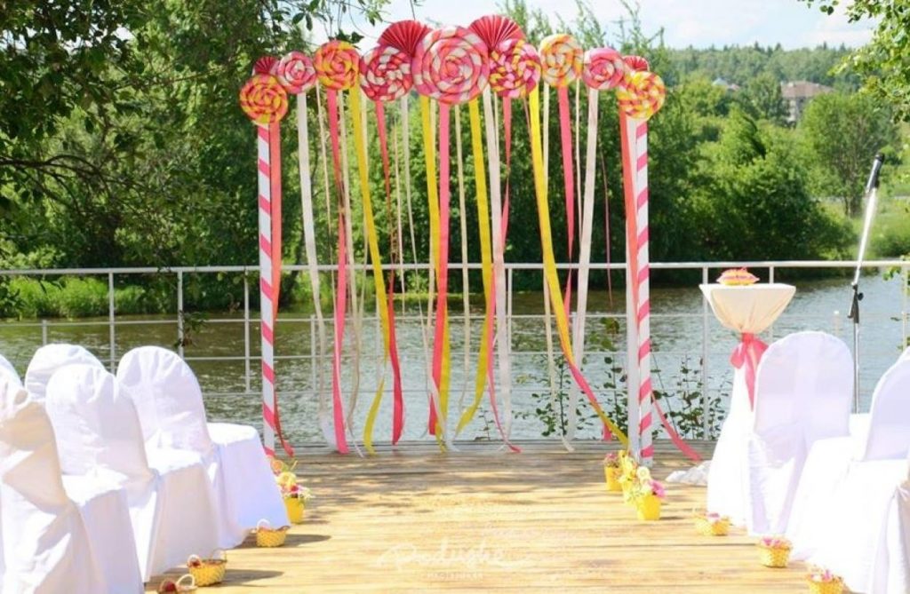 Свадебная арка с лентами