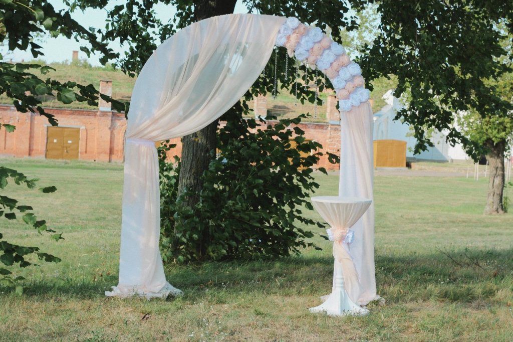Свадебная арка с лентами