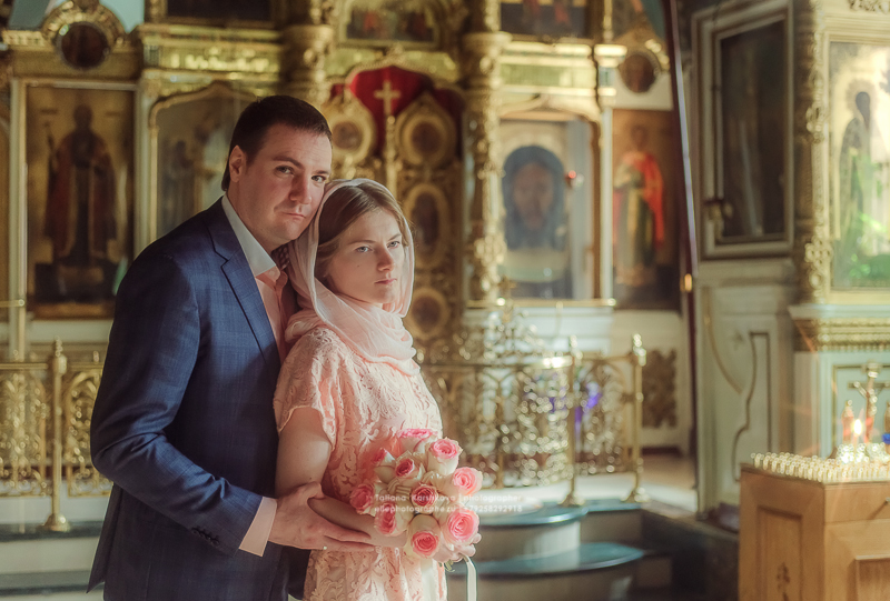 Сколько раз венчалась. Венчание. Фотосессия венчания в церкви. Православные пары. Красивая женщина в церкви.